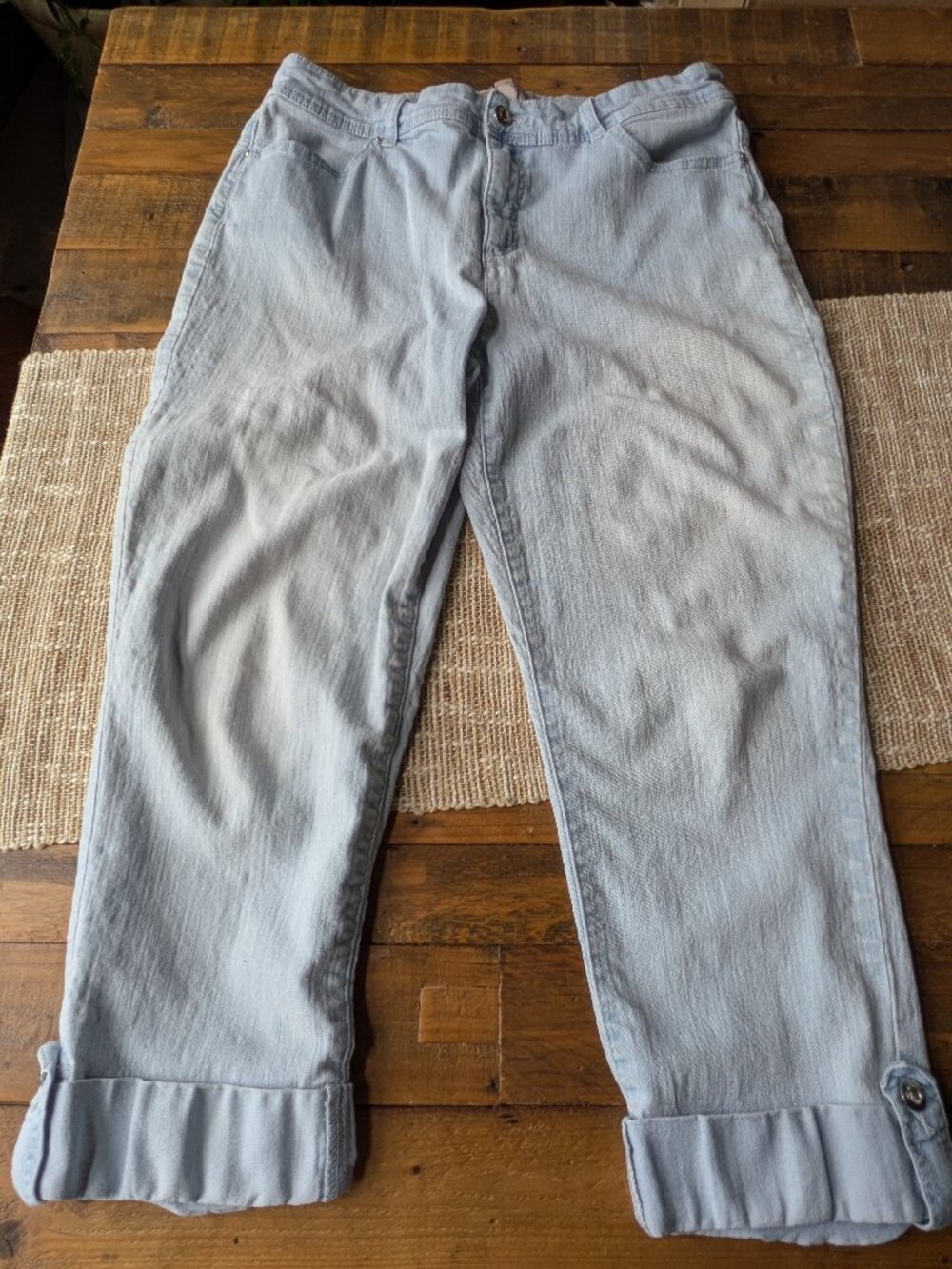 Famously slimming by chicos light wash jean capri size 1.5 rhinestone ankle #575